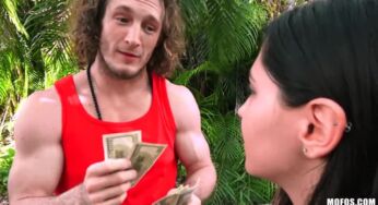 Madrid parkında minik kızıl Ava Parker’ı çimlerde sikerken yakalıyor